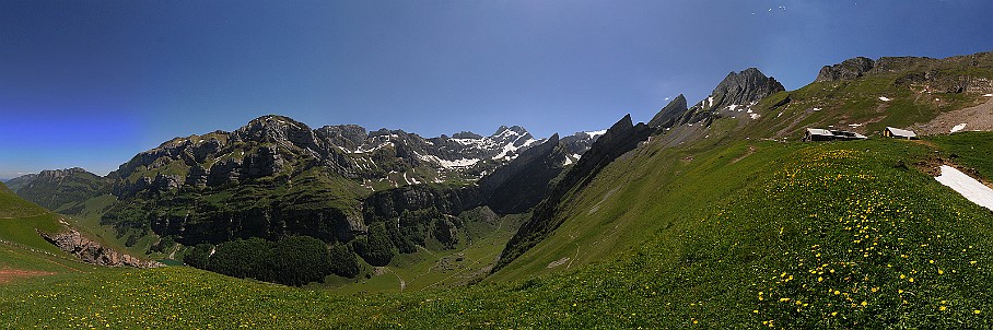 Panorama Altenalp   Fotogalerie Alpstein-Panoramen: Fotos von Aus&shy;sichts&shy;punk&shy;ten im Alp&shy;stein&shy;gebiet : Panorama Altenalp. Die&shy;ses Pano-Foto ist ein Bild&shy;aus&shy;schnitt aus der    360°-Alp&shy;stein-Pano&shy;rama-Tour  . Der  Alp&shy;stein  ist ein sehr be&shy;lieb&shy;tes Wan&shy;der&shy;gebiet im Nord&shy;osten der Schweiz. Ent&shy;sprech&shy;end be&shy;kannt sind seine Aus&shy;sichts&shy;punk&shy;te und Berg&shy;gipfel wie  Sän&shy;tis ,  Ho&shy;her Kas&shy;ten ,  Schäf&shy;ler  und  Alt&shy;mann . Be&shy;lieb&shy;te Wan&shy;der&shy;ziele sind zu&shy;dem die  Eben&shy;alp , die  Meglis&shy;alp  und die  Bol&shy;len&shy;wees  sowie der  Fäh&shy;len&shy;see , der  Säm&shy;tiser&shy;see  und der  See&shy;alp&shy;see . Wei&shy;tere Bil&shy;der von Wan&shy;de&shy;run&shy;gen im Alp&shy;stein fin&shy;den Sie in der    Foto&shy;galerie Wan&shy;de&shy;run&shy;gen im Alp&shy;stein  . Copy&shy;right:  ©&nbspFREDY ZIRN 🇨🇭 APPEN&shy;ZELLER&shy;LINKS.CH : Alpstein, Altenalp, Aussicht, Aussichtspunkt, Panorama