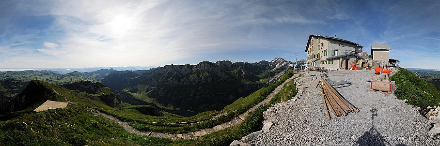 Panorama Schäfler (Berggasthaus)   Fotogalerie Alpstein-Panoramen: Fotos von Aus&shy;sichts&shy;punk&shy;ten im Alp&shy;stein&shy;gebiet : Panorama Schäfler (Berggasthaus). Die&shy;ses Pano-Foto ist ein Bild&shy;aus&shy;schnitt aus der    360°-Alp&shy;stein-Pano&shy;rama-Tour  . Der  Alp&shy;stein  ist ein sehr be&shy;lieb&shy;tes Wan&shy;der&shy;gebiet im Nord&shy;osten der Schweiz. Ent&shy;sprech&shy;end be&shy;kannt sind seine Aus&shy;sichts&shy;punk&shy;te und Berg&shy;gipfel wie  Sän&shy;tis ,  Ho&shy;her Kas&shy;ten ,  Schäf&shy;ler  und  Alt&shy;mann . Be&shy;lieb&shy;te Wan&shy;der&shy;ziele sind zu&shy;dem die  Eben&shy;alp , die  Meglis&shy;alp  und die  Bol&shy;len&shy;wees  sowie der  Fäh&shy;len&shy;see , der  Säm&shy;tiser&shy;see  und der  See&shy;alp&shy;see . Wei&shy;tere Bil&shy;der von Wan&shy;de&shy;run&shy;gen im Alp&shy;stein fin&shy;den Sie in der    Foto&shy;galerie Wan&shy;de&shy;run&shy;gen im Alp&shy;stein  . Copy&shy;right:  ©&nbspFREDY ZIRN 🇨🇭 APPEN&shy;ZELLER&shy;LINKS.CH : Alpstein, Aussicht, Aussichtspunkt, Berggasthaus, Panorama, Schäfler