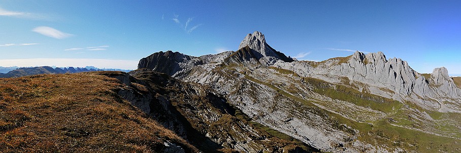 Panorama Chreialpfirst-Alpstein   Fotogalerie Alpstein-Panoramen: Fotos von Aus&shy;sichts&shy;punk&shy;ten im Alp&shy;stein&shy;gebiet : Panorama Chreialpfirst-Alpstein. Die&shy;ses Pano-Foto ist ein Bild&shy;aus&shy;schnitt aus der    360°-Alp&shy;stein-Pano&shy;rama-Tour  . Der  Alp&shy;stein  ist ein sehr be&shy;lieb&shy;tes Wan&shy;der&shy;gebiet im Nord&shy;osten der Schweiz. Ent&shy;sprech&shy;end be&shy;kannt sind seine Aus&shy;sichts&shy;punk&shy;te und Berg&shy;gipfel wie  Sän&shy;tis ,  Ho&shy;her Kas&shy;ten ,  Schäf&shy;ler  und  Alt&shy;mann . Be&shy;lieb&shy;te Wan&shy;der&shy;ziele sind zu&shy;dem die  Eben&shy;alp , die  Meglis&shy;alp  und die  Bol&shy;len&shy;wees  sowie der  Fäh&shy;len&shy;see , der  Säm&shy;tiser&shy;see  und der  See&shy;alp&shy;see . Wei&shy;tere Bil&shy;der von Wan&shy;de&shy;run&shy;gen im Alp&shy;stein fin&shy;den Sie in der    Foto&shy;galerie Wan&shy;de&shy;run&shy;gen im Alp&shy;stein  . Copy&shy;right:  ©&nbspFREDY ZIRN 🇨🇭 APPEN&shy;ZELLER&shy;LINKS.CH : Alpstein, Aussicht, Aussichtspunkt, Chreialpfirst, Panorama