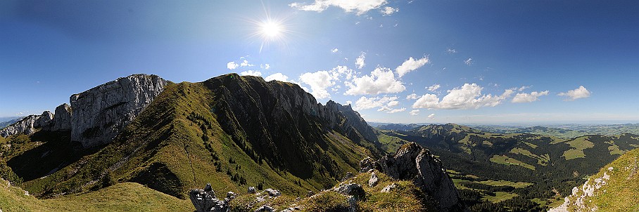 Panorama Filderkopf   Fotogalerie Alpstein-Panoramen: Fotos von Aus&shy;sichts&shy;punk&shy;ten im Alp&shy;stein&shy;gebiet : Panorama Filderkopf. Die&shy;ses Pano-Foto ist ein Bild&shy;aus&shy;schnitt aus der    360°-Alp&shy;stein-Pano&shy;rama-Tour  . Der  Alp&shy;stein  ist ein sehr be&shy;lieb&shy;tes Wan&shy;der&shy;gebiet im Nord&shy;osten der Schweiz. Ent&shy;sprech&shy;end be&shy;kannt sind seine Aus&shy;sichts&shy;punk&shy;te und Berg&shy;gipfel wie  Sän&shy;tis ,  Ho&shy;her Kas&shy;ten ,  Schäf&shy;ler  und  Alt&shy;mann . Be&shy;lieb&shy;te Wan&shy;der&shy;ziele sind zu&shy;dem die  Eben&shy;alp , die  Meglis&shy;alp  und die  Bol&shy;len&shy;wees  sowie der  Fäh&shy;len&shy;see , der  Säm&shy;tiser&shy;see  und der  See&shy;alp&shy;see . Wei&shy;tere Bil&shy;der von Wan&shy;de&shy;run&shy;gen im Alp&shy;stein fin&shy;den Sie in der    Foto&shy;galerie Wan&shy;de&shy;run&shy;gen im Alp&shy;stein  . Copy&shy;right:  ©&nbspFREDY ZIRN 🇨🇭 APPEN&shy;ZELLER&shy;LINKS.CH : Alpstein, Aussicht, Aussichtspunkt, Filderkopf, Panorama
