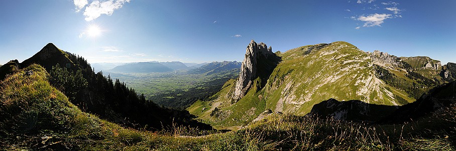 Panorama Saxerlücke   Fotogalerie Alpstein-Panoramen: Fotos von Aus&shy;sichts&shy;punk&shy;ten im Alp&shy;stein&shy;gebiet : Panorama Saxerlücke. Die&shy;ses Pano-Foto ist ein Bild&shy;aus&shy;schnitt aus der    360°-Alp&shy;stein-Pano&shy;rama-Tour  . Der  Alp&shy;stein  ist ein sehr be&shy;lieb&shy;tes Wan&shy;der&shy;gebiet im Nord&shy;osten der Schweiz. Ent&shy;sprech&shy;end be&shy;kannt sind seine Aus&shy;sichts&shy;punk&shy;te und Berg&shy;gipfel wie  Sän&shy;tis ,  Ho&shy;her Kas&shy;ten ,  Schäf&shy;ler  und  Alt&shy;mann . Be&shy;lieb&shy;te Wan&shy;der&shy;ziele sind zu&shy;dem die  Eben&shy;alp , die  Meglis&shy;alp  und die  Bol&shy;len&shy;wees  sowie der  Fäh&shy;len&shy;see , der  Säm&shy;tiser&shy;see  und der  See&shy;alp&shy;see . Wei&shy;tere Bil&shy;der von Wan&shy;de&shy;run&shy;gen im Alp&shy;stein fin&shy;den Sie in der    Foto&shy;galerie Wan&shy;de&shy;run&shy;gen im Alp&shy;stein  . Copy&shy;right:  ©&nbspFREDY ZIRN 🇨🇭 APPEN&shy;ZELLER&shy;LINKS.CH : Alpstein, Aussicht, Aussichtspunkt, Panorama, Saxerlücke