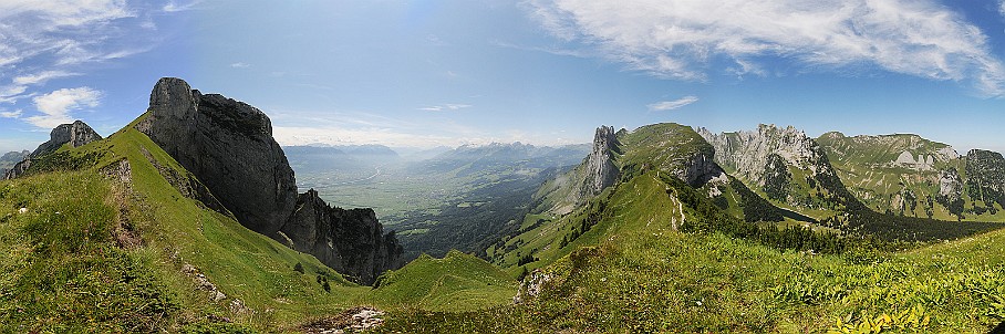 Panorama Furgglenfirst   Fotogalerie Alpstein-Panoramen: Fotos von Aus&shy;sichts&shy;punk&shy;ten im Alp&shy;stein&shy;gebiet : Panorama Furgglenfirst. Die&shy;ses Pano-Foto ist ein Bild&shy;aus&shy;schnitt aus der    360°-Alp&shy;stein-Pano&shy;rama-Tour  . Der  Alp&shy;stein  ist ein sehr be&shy;lieb&shy;tes Wan&shy;der&shy;gebiet im Nord&shy;osten der Schweiz. Ent&shy;sprech&shy;end be&shy;kannt sind seine Aus&shy;sichts&shy;punk&shy;te und Berg&shy;gipfel wie  Sän&shy;tis ,  Ho&shy;her Kas&shy;ten ,  Schäf&shy;ler  und  Alt&shy;mann . Be&shy;lieb&shy;te Wan&shy;der&shy;ziele sind zu&shy;dem die  Eben&shy;alp , die  Meglis&shy;alp  und die  Bol&shy;len&shy;wees  sowie der  Fäh&shy;len&shy;see , der  Säm&shy;tiser&shy;see  und der  See&shy;alp&shy;see . Wei&shy;tere Bil&shy;der von Wan&shy;de&shy;run&shy;gen im Alp&shy;stein fin&shy;den Sie in der    Foto&shy;galerie Wan&shy;de&shy;run&shy;gen im Alp&shy;stein  . Copy&shy;right:  ©&nbspFREDY ZIRN 🇨🇭 APPEN&shy;ZELLER&shy;LINKS.CH : Alpstein, Aussicht, Aussichtspunkt, Furgglenfirst, Panorama