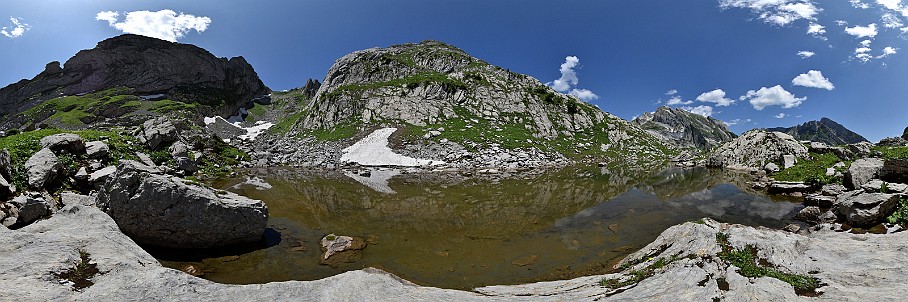 Panorama Gruebeseeli   Fotogalerie Alpstein-Panoramen: Fotos von Aus&shy;sichts&shy;punk&shy;ten im Alp&shy;stein&shy;gebiet : Panorama Gruebeseeli. Die&shy;ses Pano-Foto ist ein Bild&shy;aus&shy;schnitt aus der    360°-Alp&shy;stein-Pano&shy;rama-Tour  . Der  Alp&shy;stein  ist ein sehr be&shy;lieb&shy;tes Wan&shy;der&shy;gebiet im Nord&shy;osten der Schweiz. Ent&shy;sprech&shy;end be&shy;kannt sind seine Aus&shy;sichts&shy;punk&shy;te und Berg&shy;gipfel wie  Sän&shy;tis ,  Ho&shy;her Kas&shy;ten ,  Schäf&shy;ler  und  Alt&shy;mann . Be&shy;lieb&shy;te Wan&shy;der&shy;ziele sind zu&shy;dem die  Eben&shy;alp , die  Meglis&shy;alp  und die  Bol&shy;len&shy;wees  sowie der  Fäh&shy;len&shy;see , der  Säm&shy;tiser&shy;see  und der  See&shy;alp&shy;see . Wei&shy;tere Bil&shy;der von Wan&shy;de&shy;run&shy;gen im Alp&shy;stein fin&shy;den Sie in der    Foto&shy;galerie Wan&shy;de&shy;run&shy;gen im Alp&shy;stein  . Copy&shy;right:  ©&nbspFREDY ZIRN 🇨🇭 APPEN&shy;ZELLER&shy;LINKS.CH