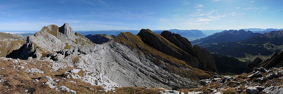 Panorama Jöchliturm   Fotogalerie Alpstein-Panoramen: Fotos von Aus&shy;sichts&shy;punk&shy;ten im Alp&shy;stein&shy;gebiet : Panorama Jöchliturm. Die&shy;ses Pano-Foto ist ein Bild&shy;aus&shy;schnitt aus der    360°-Alp&shy;stein-Pano&shy;rama-Tour  . Der  Alp&shy;stein  ist ein sehr be&shy;lieb&shy;tes Wan&shy;der&shy;gebiet im Nord&shy;osten der Schweiz. Ent&shy;sprech&shy;end be&shy;kannt sind seine Aus&shy;sichts&shy;punk&shy;te und Berg&shy;gipfel wie  Sän&shy;tis ,  Ho&shy;her Kas&shy;ten ,  Schäf&shy;ler  und  Alt&shy;mann . Be&shy;lieb&shy;te Wan&shy;der&shy;ziele sind zu&shy;dem die  Eben&shy;alp , die  Meglis&shy;alp  und die  Bol&shy;len&shy;wees  sowie der  Fäh&shy;len&shy;see , der  Säm&shy;tiser&shy;see  und der  See&shy;alp&shy;see . Wei&shy;tere Bil&shy;der von Wan&shy;de&shy;run&shy;gen im Alp&shy;stein fin&shy;den Sie in der    Foto&shy;galerie Wan&shy;de&shy;run&shy;gen im Alp&shy;stein  . Copy&shy;right:  ©&nbspFREDY ZIRN 🇨🇭 APPEN&shy;ZELLER&shy;LINKS.CH : Alpstein, Aussicht, Aussichtspunkt, Jöchliturm, Panorama