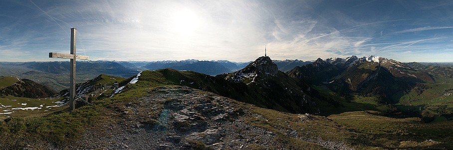 Panorama Kamor   Fotogalerie Alpstein-Panoramen: Fotos von Aus&shy;sichts&shy;punk&shy;ten im Alp&shy;stein&shy;gebiet : Panorama Kamor. Die&shy;ses Pano-Foto ist ein Bild&shy;aus&shy;schnitt aus der    360°-Alp&shy;stein-Pano&shy;rama-Tour  . Der  Alp&shy;stein  ist ein sehr be&shy;lieb&shy;tes Wan&shy;der&shy;gebiet im Nord&shy;osten der Schweiz. Ent&shy;sprech&shy;end be&shy;kannt sind seine Aus&shy;sichts&shy;punk&shy;te und Berg&shy;gipfel wie  Sän&shy;tis ,  Ho&shy;her Kas&shy;ten ,  Schäf&shy;ler  und  Alt&shy;mann . Be&shy;lieb&shy;te Wan&shy;der&shy;ziele sind zu&shy;dem die  Eben&shy;alp , die  Meglis&shy;alp  und die  Bol&shy;len&shy;wees  sowie der  Fäh&shy;len&shy;see , der  Säm&shy;tiser&shy;see  und der  See&shy;alp&shy;see . Wei&shy;tere Bil&shy;der von Wan&shy;de&shy;run&shy;gen im Alp&shy;stein fin&shy;den Sie in der    Foto&shy;galerie Wan&shy;de&shy;run&shy;gen im Alp&shy;stein  . Copy&shy;right:  ©&nbspFREDY ZIRN 🇨🇭 APPEN&shy;ZELLER&shy;LINKS.CH : Alpstein, Aussicht, Aussichtspunkt, Kamor, Panorama