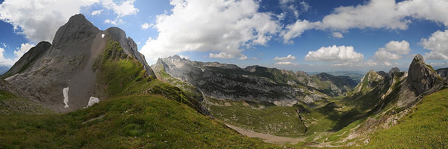 Panorama Löchlibetter   Fotogalerie Alpstein-Panoramen: Fotos von Aus&shy;sichts&shy;punk&shy;ten im Alp&shy;stein&shy;gebiet : Panorama Löchlibetter. Die&shy;ses Pano-Foto ist ein Bild&shy;aus&shy;schnitt aus der    360°-Alp&shy;stein-Pano&shy;rama-Tour  . Der  Alp&shy;stein  ist ein sehr be&shy;lieb&shy;tes Wan&shy;der&shy;gebiet im Nord&shy;osten der Schweiz. Ent&shy;sprech&shy;end be&shy;kannt sind seine Aus&shy;sichts&shy;punk&shy;te und Berg&shy;gipfel wie  Sän&shy;tis ,  Ho&shy;her Kas&shy;ten ,  Schäf&shy;ler  und  Alt&shy;mann . Be&shy;lieb&shy;te Wan&shy;der&shy;ziele sind zu&shy;dem die  Eben&shy;alp , die  Meglis&shy;alp  und die  Bol&shy;len&shy;wees  sowie der  Fäh&shy;len&shy;see , der  Säm&shy;tiser&shy;see  und der  See&shy;alp&shy;see . Wei&shy;tere Bil&shy;der von Wan&shy;de&shy;run&shy;gen im Alp&shy;stein fin&shy;den Sie in der    Foto&shy;galerie Wan&shy;de&shy;run&shy;gen im Alp&shy;stein  . Copy&shy;right:  ©&nbspFREDY ZIRN 🇨🇭 APPEN&shy;ZELLER&shy;LINKS.CH : Alpstein, Aussicht, Aussichtspunkt, Löchlibetter, Panorama