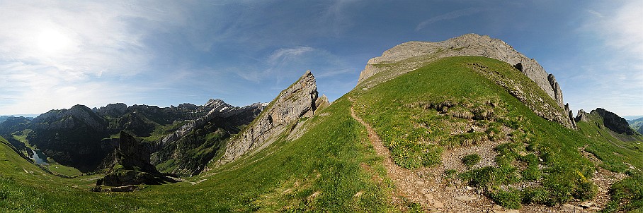 Panorama Lötzlisalp   Fotogalerie Alpstein-Panoramen: Fotos von Aus&shy;sichts&shy;punk&shy;ten im Alp&shy;stein&shy;gebiet : Panorama Lötzlisalp. Die&shy;ses Pano-Foto ist ein Bild&shy;aus&shy;schnitt aus der    360°-Alp&shy;stein-Pano&shy;rama-Tour  . Der  Alp&shy;stein  ist ein sehr be&shy;lieb&shy;tes Wan&shy;der&shy;gebiet im Nord&shy;osten der Schweiz. Ent&shy;sprech&shy;end be&shy;kannt sind seine Aus&shy;sichts&shy;punk&shy;te und Berg&shy;gipfel wie  Sän&shy;tis ,  Ho&shy;her Kas&shy;ten ,  Schäf&shy;ler  und  Alt&shy;mann . Be&shy;lieb&shy;te Wan&shy;der&shy;ziele sind zu&shy;dem die  Eben&shy;alp , die  Meglis&shy;alp  und die  Bol&shy;len&shy;wees  sowie der  Fäh&shy;len&shy;see , der  Säm&shy;tiser&shy;see  und der  See&shy;alp&shy;see . Wei&shy;tere Bil&shy;der von Wan&shy;de&shy;run&shy;gen im Alp&shy;stein fin&shy;den Sie in der    Foto&shy;galerie Wan&shy;de&shy;run&shy;gen im Alp&shy;stein  . Copy&shy;right:  ©&nbspFREDY ZIRN 🇨🇭 APPEN&shy;ZELLER&shy;LINKS.CH : Alpstein, Aussicht, Aussichtspunkt, Lötzlisalp, Panorama