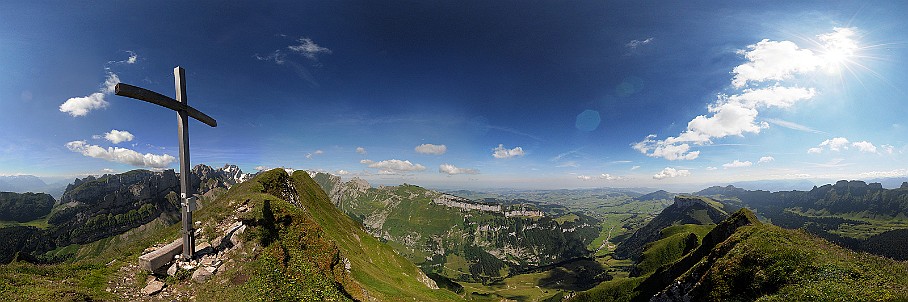 Panorama Marwees (Kolpingkreuz)   Fotogalerie Alpstein-Panoramen: Fotos von Aus&shy;sichts&shy;punk&shy;ten im Alp&shy;stein&shy;gebiet : Panorama Marwees (Kolpingkreuz). Die&shy;ses Pano-Foto ist ein Bild&shy;aus&shy;schnitt aus der    360°-Alp&shy;stein-Pano&shy;rama-Tour  . Der  Alp&shy;stein  ist ein sehr be&shy;lieb&shy;tes Wan&shy;der&shy;gebiet im Nord&shy;osten der Schweiz. Ent&shy;sprech&shy;end be&shy;kannt sind seine Aus&shy;sichts&shy;punk&shy;te und Berg&shy;gipfel wie  Sän&shy;tis ,  Ho&shy;her Kas&shy;ten ,  Schäf&shy;ler  und  Alt&shy;mann . Be&shy;lieb&shy;te Wan&shy;der&shy;ziele sind zu&shy;dem die  Eben&shy;alp , die  Meglis&shy;alp  und die  Bol&shy;len&shy;wees  sowie der  Fäh&shy;len&shy;see , der  Säm&shy;tiser&shy;see  und der  See&shy;alp&shy;see . Wei&shy;tere Bil&shy;der von Wan&shy;de&shy;run&shy;gen im Alp&shy;stein fin&shy;den Sie in der    Foto&shy;galerie Wan&shy;de&shy;run&shy;gen im Alp&shy;stein  . Copy&shy;right:  ©&nbspFREDY ZIRN 🇨🇭 APPEN&shy;ZELLER&shy;LINKS.CH : Alpstein, Aussicht, Aussichtspunkt, Kolpingkreuz, Marwees, Panorama