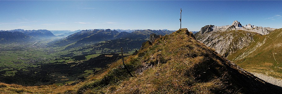 Panorama Mutschen   Fotogalerie Alpstein-Panoramen: Fotos von Aus&shy;sichts&shy;punk&shy;ten im Alp&shy;stein&shy;gebiet : Panorama Mutschen. Die&shy;ses Pano-Foto ist ein Bild&shy;aus&shy;schnitt aus der    360°-Alp&shy;stein-Pano&shy;rama-Tour  . Der  Alp&shy;stein  ist ein sehr be&shy;lieb&shy;tes Wan&shy;der&shy;gebiet im Nord&shy;osten der Schweiz. Ent&shy;sprech&shy;end be&shy;kannt sind seine Aus&shy;sichts&shy;punk&shy;te und Berg&shy;gipfel wie  Sän&shy;tis ,  Ho&shy;her Kas&shy;ten ,  Schäf&shy;ler  und  Alt&shy;mann . Be&shy;lieb&shy;te Wan&shy;der&shy;ziele sind zu&shy;dem die  Eben&shy;alp , die  Meglis&shy;alp  und die  Bol&shy;len&shy;wees  sowie der  Fäh&shy;len&shy;see , der  Säm&shy;tiser&shy;see  und der  See&shy;alp&shy;see . Wei&shy;tere Bil&shy;der von Wan&shy;de&shy;run&shy;gen im Alp&shy;stein fin&shy;den Sie in der    Foto&shy;galerie Wan&shy;de&shy;run&shy;gen im Alp&shy;stein  . Copy&shy;right:  ©&nbspFREDY ZIRN 🇨🇭 APPEN&shy;ZELLER&shy;LINKS.CH : Alpstein, Aussicht, Aussichtspunkt, Mutschen, Panorama