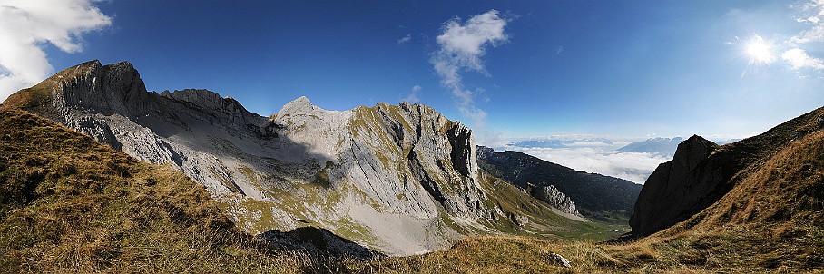 Panorama Oberzehe   Fotogalerie Alpstein-Panoramen: Fotos von Aus&shy;sichts&shy;punk&shy;ten im Alp&shy;stein&shy;gebiet : Panorama Oberzehe. Die&shy;ses Pano-Foto ist ein Bild&shy;aus&shy;schnitt aus der    360°-Alp&shy;stein-Pano&shy;rama-Tour  . Der  Alp&shy;stein  ist ein sehr be&shy;lieb&shy;tes Wan&shy;der&shy;gebiet im Nord&shy;osten der Schweiz. Ent&shy;sprech&shy;end be&shy;kannt sind seine Aus&shy;sichts&shy;punk&shy;te und Berg&shy;gipfel wie  Sän&shy;tis ,  Ho&shy;her Kas&shy;ten ,  Schäf&shy;ler  und  Alt&shy;mann . Be&shy;lieb&shy;te Wan&shy;der&shy;ziele sind zu&shy;dem die  Eben&shy;alp , die  Meglis&shy;alp  und die  Bol&shy;len&shy;wees  sowie der  Fäh&shy;len&shy;see , der  Säm&shy;tiser&shy;see  und der  See&shy;alp&shy;see . Wei&shy;tere Bil&shy;der von Wan&shy;de&shy;run&shy;gen im Alp&shy;stein fin&shy;den Sie in der    Foto&shy;galerie Wan&shy;de&shy;run&shy;gen im Alp&shy;stein  . Copy&shy;right:  ©&nbspFREDY ZIRN 🇨🇭 APPEN&shy;ZELLER&shy;LINKS.CH : Alpstein, Aussicht, Aussichtspunkt, Oberzehe, Panorama