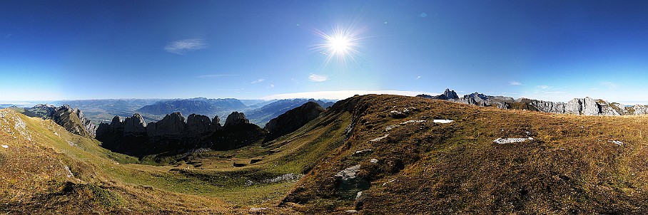 Panorama Roslenfirst-Saxerfirst   Fotogalerie Alpstein-Panoramen: Fotos von Aus&shy;sichts&shy;punk&shy;ten im Alp&shy;stein&shy;gebiet : Panorama Roslenfirst-Saxerfirst. Die&shy;ses Pano-Foto ist ein Bild&shy;aus&shy;schnitt aus der    360°-Alp&shy;stein-Pano&shy;rama-Tour  . Der  Alp&shy;stein  ist ein sehr be&shy;lieb&shy;tes Wan&shy;der&shy;gebiet im Nord&shy;osten der Schweiz. Ent&shy;sprech&shy;end be&shy;kannt sind seine Aus&shy;sichts&shy;punk&shy;te und Berg&shy;gipfel wie  Sän&shy;tis ,  Ho&shy;her Kas&shy;ten ,  Schäf&shy;ler  und  Alt&shy;mann . Be&shy;lieb&shy;te Wan&shy;der&shy;ziele sind zu&shy;dem die  Eben&shy;alp , die  Meglis&shy;alp  und die  Bol&shy;len&shy;wees  sowie der  Fäh&shy;len&shy;see , der  Säm&shy;tiser&shy;see  und der  See&shy;alp&shy;see . Wei&shy;tere Bil&shy;der von Wan&shy;de&shy;run&shy;gen im Alp&shy;stein fin&shy;den Sie in der    Foto&shy;galerie Wan&shy;de&shy;run&shy;gen im Alp&shy;stein  . Copy&shy;right:  ©&nbspFREDY ZIRN 🇨🇭 APPEN&shy;ZELLER&shy;LINKS.CH : Alpstein, Aussicht, Aussichtspunkt, Panorama, Roslenfrist, Saxerfirst