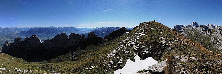 Panorama Roslenfirst   Fotogalerie Alpstein-Panoramen: Fotos von Aus&shy;sichts&shy;punk&shy;ten im Alp&shy;stein&shy;gebiet : Panorama Roslenfirst. Die&shy;ses Pano-Foto ist ein Bild&shy;aus&shy;schnitt aus der    360°-Alp&shy;stein-Pano&shy;rama-Tour  . Der  Alp&shy;stein  ist ein sehr be&shy;lieb&shy;tes Wan&shy;der&shy;gebiet im Nord&shy;osten der Schweiz. Ent&shy;sprech&shy;end be&shy;kannt sind seine Aus&shy;sichts&shy;punk&shy;te und Berg&shy;gipfel wie  Sän&shy;tis ,  Ho&shy;her Kas&shy;ten ,  Schäf&shy;ler  und  Alt&shy;mann . Be&shy;lieb&shy;te Wan&shy;der&shy;ziele sind zu&shy;dem die  Eben&shy;alp , die  Meglis&shy;alp  und die  Bol&shy;len&shy;wees  sowie der  Fäh&shy;len&shy;see , der  Säm&shy;tiser&shy;see  und der  See&shy;alp&shy;see . Wei&shy;tere Bil&shy;der von Wan&shy;de&shy;run&shy;gen im Alp&shy;stein fin&shy;den Sie in der    Foto&shy;galerie Wan&shy;de&shy;run&shy;gen im Alp&shy;stein  . Copy&shy;right:  ©&nbspFREDY ZIRN 🇨🇭 APPEN&shy;ZELLER&shy;LINKS.CH : Alpstein, Aussicht, Aussichtspunkt, Panorama, Roslenfrist