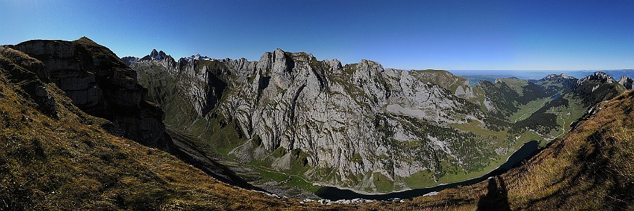 Panorama Saxerfirst   Fotogalerie Alpstein-Panoramen: Fotos von Aus&shy;sichts&shy;punk&shy;ten im Alp&shy;stein&shy;gebiet : Panorama Saxerfirst. Die&shy;ses Pano-Foto ist ein Bild&shy;aus&shy;schnitt aus der    360°-Alp&shy;stein-Pano&shy;rama-Tour  . Der  Alp&shy;stein  ist ein sehr be&shy;lieb&shy;tes Wan&shy;der&shy;gebiet im Nord&shy;osten der Schweiz. Ent&shy;sprech&shy;end be&shy;kannt sind seine Aus&shy;sichts&shy;punk&shy;te und Berg&shy;gipfel wie  Sän&shy;tis ,  Ho&shy;her Kas&shy;ten ,  Schäf&shy;ler  und  Alt&shy;mann . Be&shy;lieb&shy;te Wan&shy;der&shy;ziele sind zu&shy;dem die  Eben&shy;alp , die  Meglis&shy;alp  und die  Bol&shy;len&shy;wees  sowie der  Fäh&shy;len&shy;see , der  Säm&shy;tiser&shy;see  und der  See&shy;alp&shy;see . Wei&shy;tere Bil&shy;der von Wan&shy;de&shy;run&shy;gen im Alp&shy;stein fin&shy;den Sie in der    Foto&shy;galerie Wan&shy;de&shy;run&shy;gen im Alp&shy;stein  . Copy&shy;right:  ©&nbspFREDY ZIRN 🇨🇭 APPEN&shy;ZELLER&shy;LINKS.CH : Alpstein, Aussicht, Aussichtspunkt, Panorama, Saxerfirst