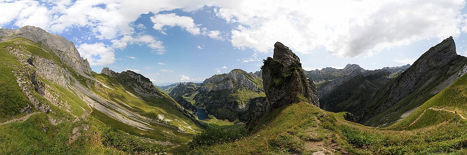 Panorama Steckenberg   Fotogalerie Alpstein-Panoramen: Fotos von Aus&shy;sichts&shy;punk&shy;ten im Alp&shy;stein&shy;gebiet : Panorama Steckenberg. Die&shy;ses Pano-Foto ist ein Bild&shy;aus&shy;schnitt aus der    360°-Alp&shy;stein-Pano&shy;rama-Tour  . Der  Alp&shy;stein  ist ein sehr be&shy;lieb&shy;tes Wan&shy;der&shy;gebiet im Nord&shy;osten der Schweiz. Ent&shy;sprech&shy;end be&shy;kannt sind seine Aus&shy;sichts&shy;punk&shy;te und Berg&shy;gipfel wie  Sän&shy;tis ,  Ho&shy;her Kas&shy;ten ,  Schäf&shy;ler  und  Alt&shy;mann . Be&shy;lieb&shy;te Wan&shy;der&shy;ziele sind zu&shy;dem die  Eben&shy;alp , die  Meglis&shy;alp  und die  Bol&shy;len&shy;wees  sowie der  Fäh&shy;len&shy;see , der  Säm&shy;tiser&shy;see  und der  See&shy;alp&shy;see . Wei&shy;tere Bil&shy;der von Wan&shy;de&shy;run&shy;gen im Alp&shy;stein fin&shy;den Sie in der    Foto&shy;galerie Wan&shy;de&shy;run&shy;gen im Alp&shy;stein  . Copy&shy;right:  ©&nbspFREDY ZIRN 🇨🇭 APPEN&shy;ZELLER&shy;LINKS.CH : Alpstein, Aussicht, Aussichtspunkt, Panorama, Steckenberg