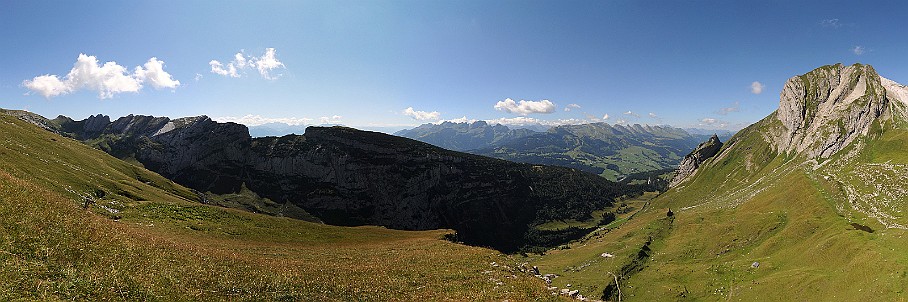 Panorama Uf de Wand   Fotogalerie Alpstein-Panoramen: Fotos von Aus&shy;sichts&shy;punk&shy;ten im Alp&shy;stein&shy;gebiet : Panorama Uf de Wand. Die&shy;ses Pano-Foto ist ein Bild&shy;aus&shy;schnitt aus der    360°-Alp&shy;stein-Pano&shy;rama-Tour  . Der  Alp&shy;stein  ist ein sehr be&shy;lieb&shy;tes Wan&shy;der&shy;gebiet im Nord&shy;osten der Schweiz. Ent&shy;sprech&shy;end be&shy;kannt sind seine Aus&shy;sichts&shy;punk&shy;te und Berg&shy;gipfel wie  Sän&shy;tis ,  Ho&shy;her Kas&shy;ten ,  Schäf&shy;ler  und  Alt&shy;mann . Be&shy;lieb&shy;te Wan&shy;der&shy;ziele sind zu&shy;dem die  Eben&shy;alp , die  Meglis&shy;alp  und die  Bol&shy;len&shy;wees  sowie der  Fäh&shy;len&shy;see , der  Säm&shy;tiser&shy;see  und der  See&shy;alp&shy;see . Wei&shy;tere Bil&shy;der von Wan&shy;de&shy;run&shy;gen im Alp&shy;stein fin&shy;den Sie in der    Foto&shy;galerie Wan&shy;de&shy;run&shy;gen im Alp&shy;stein  . Copy&shy;right:  ©&nbspFREDY ZIRN 🇨🇭 APPEN&shy;ZELLER&shy;LINKS.CH : Alpstein, Aussicht, Aussichtspunkt, Panorama, Uf de Wand