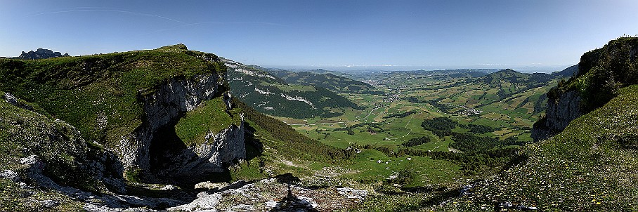 Pano&shy;rama Zahme Gocht   Fotogalerie Alpstein-Panoramen: Fotos von Aus&shy;sichts&shy;punk&shy;ten im Alp&shy;stein&shy;gebiet : Pano&shy;rama Zahme Gocht. Die&shy;ses Pano-Foto ist ein Bild&shy;aus&shy;schnitt aus der    360°-Alp&shy;stein-Pano&shy;rama-Tour  . Der  Alp&shy;stein  ist ein sehr be&shy;lieb&shy;tes Wan&shy;der&shy;gebiet im Nord&shy;osten der Schweiz. Ent&shy;sprech&shy;end be&shy;kannt sind seine Aus&shy;sichts&shy;punk&shy;te und Berg&shy;gipfel wie  Sän&shy;tis ,  Ho&shy;her Kas&shy;ten ,  Schäf&shy;ler  und  Alt&shy;mann . Be&shy;lieb&shy;te Wan&shy;der&shy;ziele sind zu&shy;dem die  Eben&shy;alp , die  Meglis&shy;alp  und die  Bol&shy;len&shy;wees  sowie der  Fäh&shy;len&shy;see , der  Säm&shy;tiser&shy;see  und der  See&shy;alp&shy;see . Wei&shy;tere Bil&shy;der von Wan&shy;de&shy;run&shy;gen im Alp&shy;stein fin&shy;den Sie in der    Foto&shy;galerie Wan&shy;de&shy;run&shy;gen im Alp&shy;stein  . Copy&shy;right:  ©&nbspFREDY ZIRN 🇨🇭 APPEN&shy;ZELLER&shy;LINKS.CH : Alpstein, Aussicht, Aussichtspunkt, Gocht, Panorama, Zahme Gocht