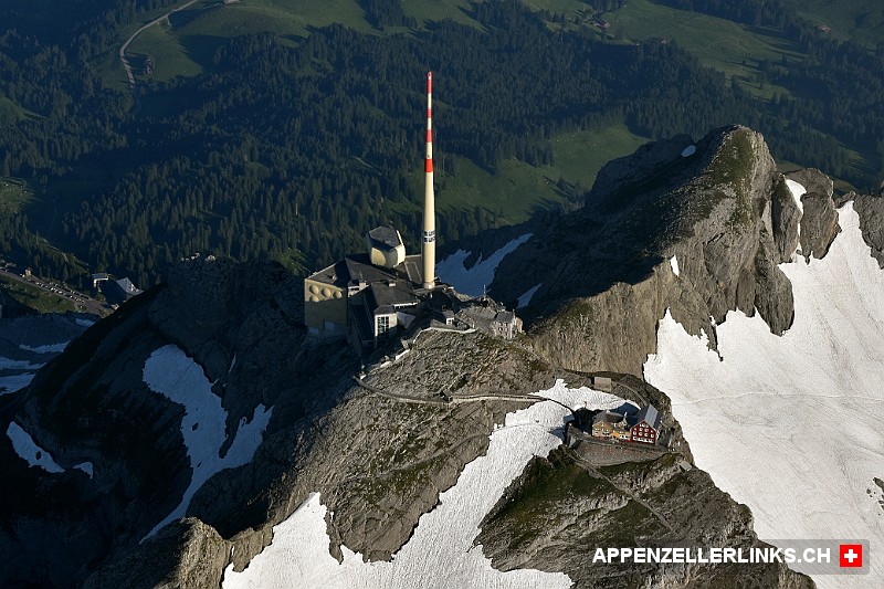 Luftbild vom Saentisgipfel im Alpstein Luft­bild vom Sän­tis­gipfel im Alp­stein