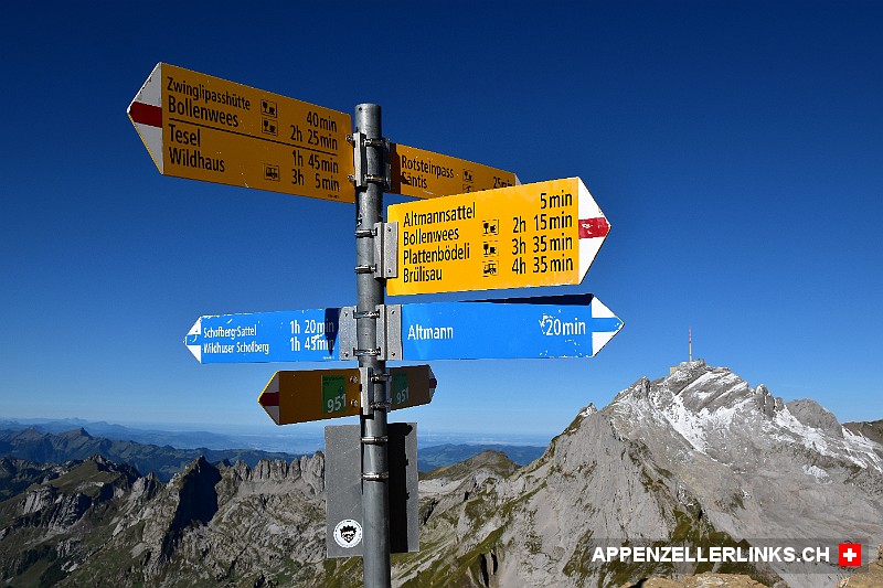 Wander-Wegweiser oberhalb der Fliswand im Alpstein