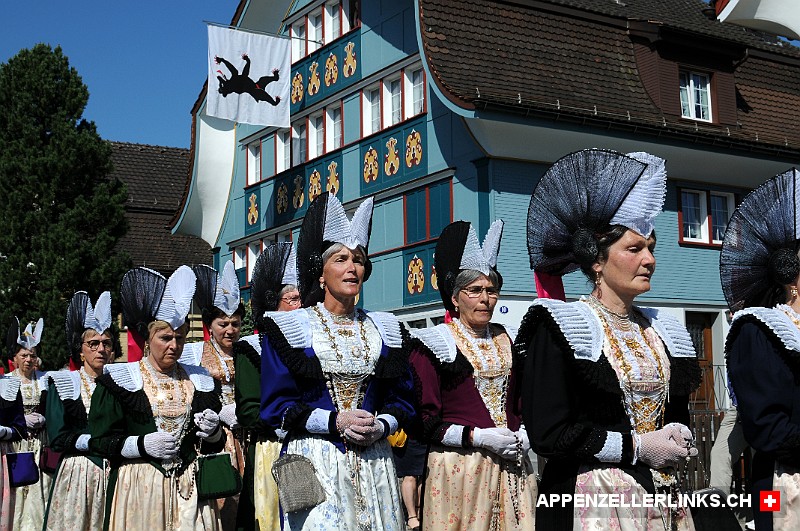 Prozession an Fronleichnam in Appenzell Pro­zes­sion an Fron­leich­nam in Appen­zell