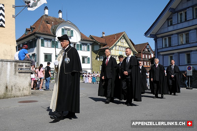 Behoerdenmitglieder gekleidet in schwarzen Maenteln Behördenmitglieder gekleidet in schwarzen Mänteln