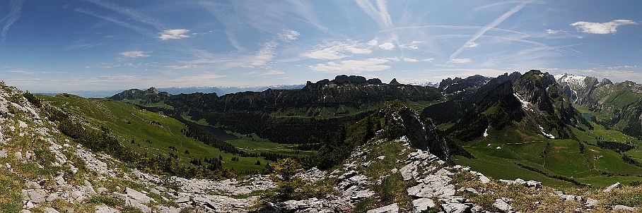 Panorama Alp Sigel   Fotogalerie Alpstein-Panoramen: Fotos von Aus&shy;sichts&shy;punk&shy;ten im Alp&shy;stein&shy;gebiet : Panorama Alp Sigel. Die&shy;ses Pano-Foto ist ein Bild&shy;aus&shy;schnitt aus der    360Â°-Alp&shy;stein-Pano&shy;rama-Tour  . Der  Alp&shy;stein  ist ein sehr be&shy;lieb&shy;tes Wan&shy;der&shy;gebiet im Nord&shy;osten der Schweiz. Ent&shy;sprech&shy;end be&shy;kannt sind seine Aus&shy;sichts&shy;punk&shy;te und Berg&shy;gipfel wie  SÃ¤n&shy;tis ,  Ho&shy;her Kas&shy;ten ,  SchÃ¤f&shy;ler  und  Alt&shy;mann . Be&shy;lieb&shy;te Wan&shy;der&shy;ziele sind zu&shy;dem die  Eben&shy;alp , die  Meglis&shy;alp  und die  Bol&shy;len&shy;wees  sowie der  FÃ¤h&shy;len&shy;see , der  SÃ¤m&shy;tiser&shy;see  und der  See&shy;alp&shy;see . Wei&shy;tere Bil&shy;der von Wan&shy;de&shy;run&shy;gen im Alp&shy;stein fin&shy;den Sie in der    Foto&shy;galerie Berg&shy;wan&shy;dern im Alp&shy;stein  . Copy&shy;right:  Â©&nbspFREDY ZIRN ðŸ‡¨ðŸ‡­ APPEN&shy;ZELLER&shy;LINKS.CH : Alp Sigel, Alpstein, Aussicht, Aussichtspunkt, Panorama