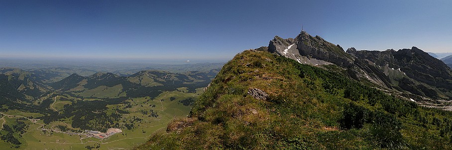 Panorama Grenzchopf   Fotogalerie Alpstein-Panoramen: Fotos von Aus&shy;sichts&shy;punk&shy;ten im Alp&shy;stein&shy;gebiet : Panorama Grenzchopf. Die&shy;ses Pano-Foto ist ein Bild&shy;aus&shy;schnitt aus der    360Â°-Alp&shy;stein-Pano&shy;rama-Tour  . Der  Alp&shy;stein  ist ein sehr be&shy;lieb&shy;tes Wan&shy;der&shy;gebiet im Nord&shy;osten der Schweiz. Ent&shy;sprech&shy;end be&shy;kannt sind seine Aus&shy;sichts&shy;punk&shy;te und Berg&shy;gipfel wie  SÃ¤n&shy;tis ,  Ho&shy;her Kas&shy;ten ,  SchÃ¤f&shy;ler  und  Alt&shy;mann . Be&shy;lieb&shy;te Wan&shy;der&shy;ziele sind zu&shy;dem die  Eben&shy;alp , die  Meglis&shy;alp  und die  Bol&shy;len&shy;wees  sowie der  FÃ¤h&shy;len&shy;see , der  SÃ¤m&shy;tiser&shy;see  und der  See&shy;alp&shy;see . Wei&shy;tere Bil&shy;der von Wan&shy;de&shy;run&shy;gen im Alp&shy;stein fin&shy;den Sie in der    Foto&shy;galerie Berg&shy;wan&shy;dern im Alp&shy;stein  . Copy&shy;right:  Â©&nbspFREDY ZIRN ðŸ‡¨ðŸ‡­ APPEN&shy;ZELLER&shy;LINKS.CH : Alpstein, Aussicht, Aussichtspunkt, Grenzchof, Grenzkopf, Panorama