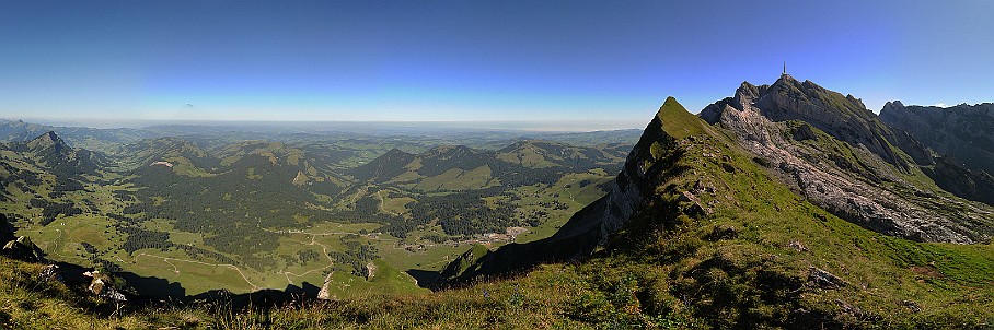 Panorama GrÃ¼ehorn   Fotogalerie Alpstein-Panoramen: Fotos von Aus&shy;sichts&shy;punk&shy;ten im Alp&shy;stein&shy;gebiet : Panorama GrÃ¼ehorn. Die&shy;ses Pano-Foto ist ein Bild&shy;aus&shy;schnitt aus der    360Â°-Alp&shy;stein-Pano&shy;rama-Tour  . Der  Alp&shy;stein  ist ein sehr be&shy;lieb&shy;tes Wan&shy;der&shy;gebiet im Nord&shy;osten der Schweiz. Ent&shy;sprech&shy;end be&shy;kannt sind seine Aus&shy;sichts&shy;punk&shy;te und Berg&shy;gipfel wie  SÃ¤n&shy;tis ,  Ho&shy;her Kas&shy;ten ,  SchÃ¤f&shy;ler  und  Alt&shy;mann . Be&shy;lieb&shy;te Wan&shy;der&shy;ziele sind zu&shy;dem die  Eben&shy;alp , die  Meglis&shy;alp  und die  Bol&shy;len&shy;wees  sowie der  FÃ¤h&shy;len&shy;see , der  SÃ¤m&shy;tiser&shy;see  und der  See&shy;alp&shy;see . Wei&shy;tere Bil&shy;der von Wan&shy;de&shy;run&shy;gen im Alp&shy;stein fin&shy;den Sie in der    Foto&shy;galerie Berg&shy;wan&shy;dern im Alp&shy;stein  . Copy&shy;right:  Â©&nbspFREDY ZIRN ðŸ‡¨ðŸ‡­ APPEN&shy;ZELLER&shy;LINKS.CH : Alpstein, Aussicht, Aussichtspunkt, GrÃ¼ehorn, GrÃ¼nhorn, Panorama