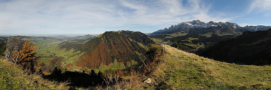 Panorama HochflÃ¤schen   Fotogalerie Alpstein-Panoramen: Fotos von Aus&shy;sichts&shy;punk&shy;ten im Alp&shy;stein&shy;gebiet : Panorama HochflÃ¤schen. Die&shy;ses Pano-Foto ist ein Bild&shy;aus&shy;schnitt aus der    360Â°-Alp&shy;stein-Pano&shy;rama-Tour  . Der  Alp&shy;stein  ist ein sehr be&shy;lieb&shy;tes Wan&shy;der&shy;gebiet im Nord&shy;osten der Schweiz. Ent&shy;sprech&shy;end be&shy;kannt sind seine Aus&shy;sichts&shy;punk&shy;te und Berg&shy;gipfel wie  SÃ¤n&shy;tis ,  Ho&shy;her Kas&shy;ten ,  SchÃ¤f&shy;ler  und  Alt&shy;mann . Be&shy;lieb&shy;te Wan&shy;der&shy;ziele sind zu&shy;dem die  Eben&shy;alp , die  Meglis&shy;alp  und die  Bol&shy;len&shy;wees  sowie der  FÃ¤h&shy;len&shy;see , der  SÃ¤m&shy;tiser&shy;see  und der  See&shy;alp&shy;see . Wei&shy;tere Bil&shy;der von Wan&shy;de&shy;run&shy;gen im Alp&shy;stein fin&shy;den Sie in der    Foto&shy;galerie Berg&shy;wan&shy;dern im Alp&shy;stein  . Copy&shy;right:  Â©&nbspFREDY ZIRN ðŸ‡¨ðŸ‡­ APPEN&shy;ZELLER&shy;LINKS.CH : Alpstein, Aussicht, Aussichtspunkt, HochflÃ¤schen, Panorama