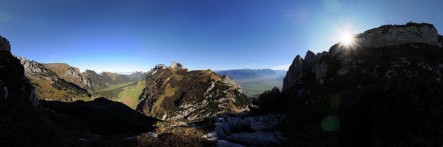 Panorama Saxerfirst-SaxerlÃ¼cke   Fotogalerie Alpstein-Panoramen: Fotos von Aus&shy;sichts&shy;punk&shy;ten im Alp&shy;stein&shy;gebiet : Panorama Saxerfirst-SaxerlÃ¼cke. Die&shy;ses Pano-Foto ist ein Bild&shy;aus&shy;schnitt aus der    360Â°-Alp&shy;stein-Pano&shy;rama-Tour  . Der  Alp&shy;stein  ist ein sehr be&shy;lieb&shy;tes Wan&shy;der&shy;gebiet im Nord&shy;osten der Schweiz. Ent&shy;sprech&shy;end be&shy;kannt sind seine Aus&shy;sichts&shy;punk&shy;te und Berg&shy;gipfel wie  SÃ¤n&shy;tis ,  Ho&shy;her Kas&shy;ten ,  SchÃ¤f&shy;ler  und  Alt&shy;mann . Be&shy;lieb&shy;te Wan&shy;der&shy;ziele sind zu&shy;dem die  Eben&shy;alp , die  Meglis&shy;alp  und die  Bol&shy;len&shy;wees  sowie der  FÃ¤h&shy;len&shy;see , der  SÃ¤m&shy;tiser&shy;see  und der  See&shy;alp&shy;see . Wei&shy;tere Bil&shy;der von Wan&shy;de&shy;run&shy;gen im Alp&shy;stein fin&shy;den Sie in der    Foto&shy;galerie Wan&shy;dern im Alp&shy;stein  . Copy&shy;right:  Â©&nbspFREDY ZIRN ðŸ‡¨ðŸ‡­ APPEN&shy;ZELLER&shy;LINKS.CH : Alpstein, Aussicht, Aussichtspunkt, Panorama, Saxerfirst, SaxerlÃ¼cke