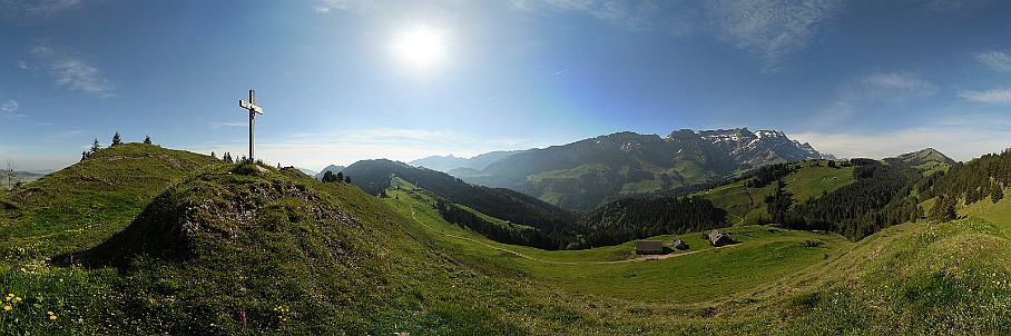 Panorama Wasserschaffen   Fotogalerie Alpstein-Panoramen: Fotos von Aus&shy;sichts&shy;punk&shy;ten im Alp&shy;stein&shy;gebiet : Panorama Wasserschaffen. Die&shy;ses Pano-Foto ist ein Bild&shy;aus&shy;schnitt aus der    360Â°-Alp&shy;stein-Pano&shy;rama-Tour  . Der  Alp&shy;stein  ist ein sehr be&shy;lieb&shy;tes Wan&shy;der&shy;gebiet im Nord&shy;osten der Schweiz. Ent&shy;sprech&shy;end be&shy;kannt sind seine Aus&shy;sichts&shy;punk&shy;te und Berg&shy;gipfel wie  SÃ¤n&shy;tis ,  Ho&shy;her Kas&shy;ten ,  SchÃ¤f&shy;ler  und  Alt&shy;mann . Be&shy;lieb&shy;te Wan&shy;der&shy;ziele sind zu&shy;dem die  Eben&shy;alp , die  Meglis&shy;alp  und die  Bol&shy;len&shy;wees  sowie der  FÃ¤h&shy;len&shy;see , der  SÃ¤m&shy;tiser&shy;see  und der  See&shy;alp&shy;see . Wei&shy;tere Bil&shy;der von Wan&shy;de&shy;run&shy;gen im Alp&shy;stein fin&shy;den Sie in der    Foto&shy;galerie Wan&shy;dern im Alp&shy;stein  . Copy&shy;right:  Â©&nbspFREDY ZIRN ðŸ‡¨ðŸ‡­ APPEN&shy;ZELLER&shy;LINKS.CH : Alpstein, Aussicht, Aussichtspunkt, Panorama, Wasscherschaffen