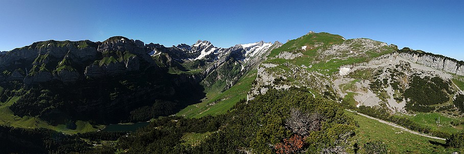 Panorama Zisler (SÃ¼dwest)   Fotogalerie Alpstein-Panoramen: Fotos von Aus&shy;sichts&shy;punk&shy;ten im Alp&shy;stein&shy;gebiet : Panorama Zisler (SÃ¼dwest). Die&shy;ses Pano-Foto ist ein Bild&shy;aus&shy;schnitt aus der    360Â°-Alp&shy;stein-Pano&shy;rama-Tour  . Der  Alp&shy;stein  ist ein sehr be&shy;lieb&shy;tes Wan&shy;der&shy;gebiet im Nord&shy;osten der Schweiz. Ent&shy;sprech&shy;end be&shy;kannt sind seine Aus&shy;sichts&shy;punk&shy;te und Berg&shy;gipfel wie  SÃ¤n&shy;tis ,  Ho&shy;her Kas&shy;ten ,  SchÃ¤f&shy;ler  und  Alt&shy;mann . Be&shy;lieb&shy;te Wan&shy;der&shy;ziele sind zu&shy;dem die  Eben&shy;alp , die  Meglis&shy;alp  und die  Bol&shy;len&shy;wees  sowie der  FÃ¤h&shy;len&shy;see , der  SÃ¤m&shy;tiser&shy;see  und der  See&shy;alp&shy;see . Wei&shy;tere Bil&shy;der von Wan&shy;de&shy;run&shy;gen im Alp&shy;stein fin&shy;den Sie in der    Foto&shy;galerie Wan&shy;dern im Alp&shy;stein  . Copy&shy;right:  Â©&nbspFREDY ZIRN ðŸ‡¨ðŸ‡­ APPEN&shy;ZELLER&shy;LINKS.CH : Alpstein, Aussicht, Aussichtspunkt, Panorama, Zisler