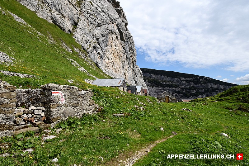 Alphuetten unterhalb der Felswand der Chreialp