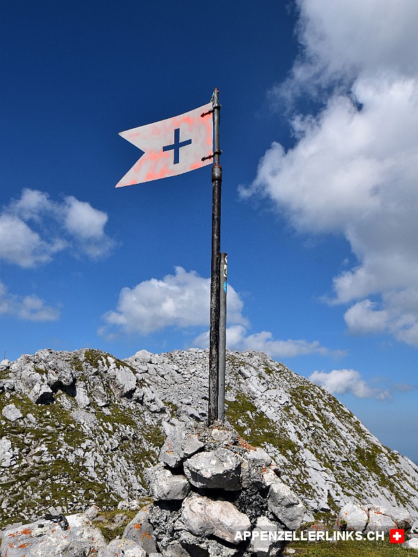 Gipfel-Fahne auf dem Vorgipfel des Wildhuser Schofberg