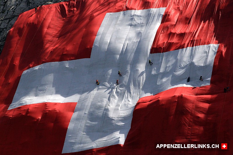 Groesste Schweizer Fahne der Welt am Saentis
