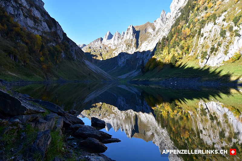 Herbstlich leuchtener Faelensee im Alpstein