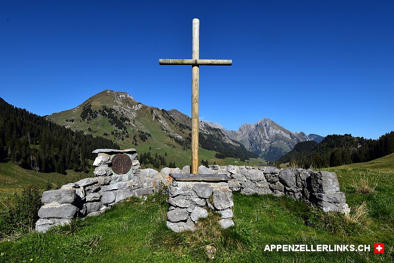 Kreuz und Altar zur Ehre von Sankt Wendelin dem Schutzpatron der Hirten