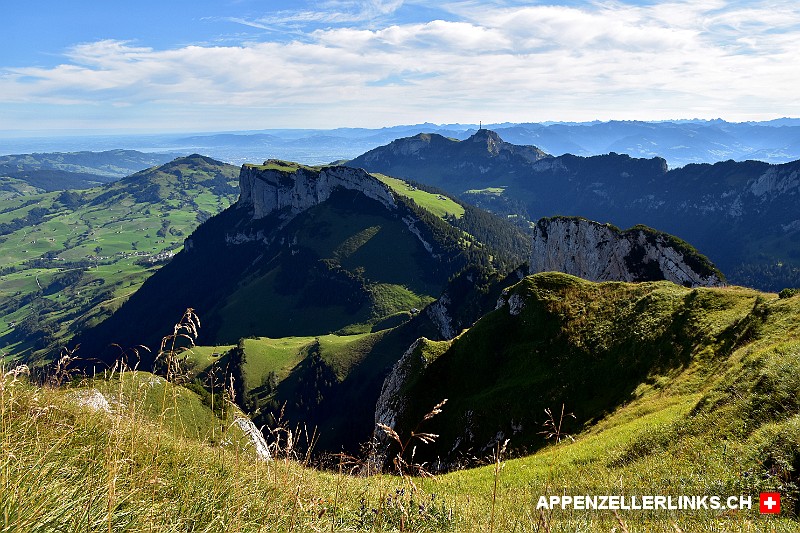 Panorama-Sicht ueber die Alp Sigel bis hin zum Bodensee