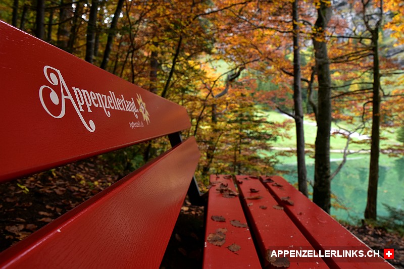 Rote Sitzbank von Appenzellerland Tourismus am Seealpsee