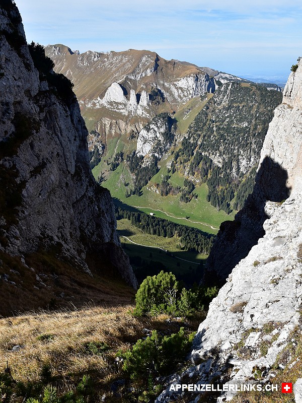 Tiefblick im Aufstieg zum Huesersattel im Alpstein
