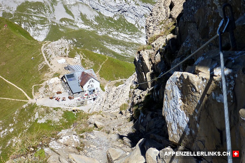Tiefblick von der Fliswand auf das Berggasthaus Rotsteinpass