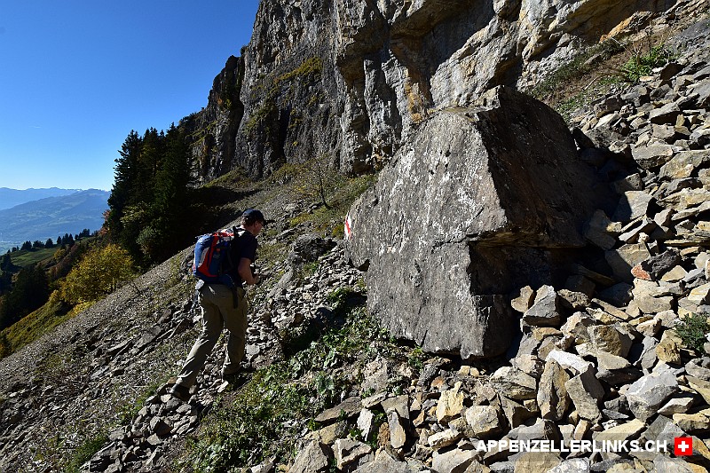 Wanderer auf dem Weg von der Alp Rohr zum Rohrgrat