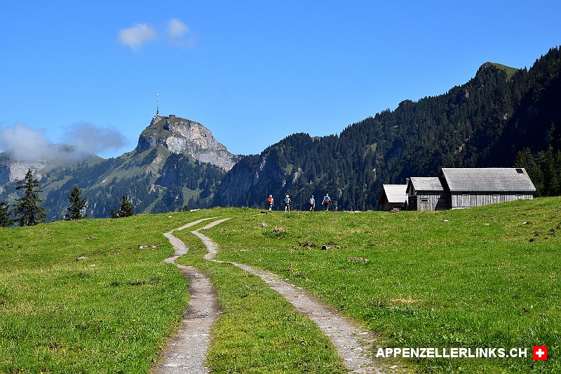 Wanderer bei der Alp Rainhuetten