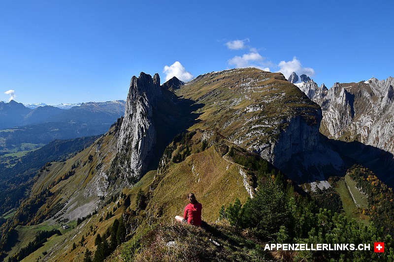 Wanderin mit Ausblick auf die Kreuzberge im Alpstein