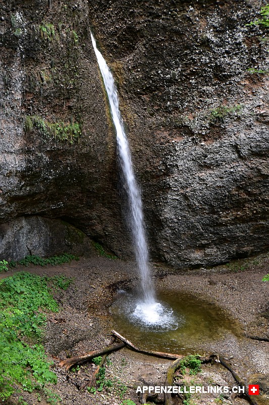 Wasserfall ueber dem Ofenloch-Wanderweg