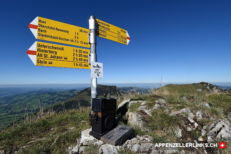 Wegweiser und Gipfelmarkierung auf dem Neuenalpspitz im Alpstein