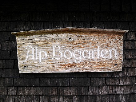 Alp Bogarten   Bilder- & Fotogalerie Alpstein Wanderungen | Touren : Wan&shy;der-Fotos aus dem Alp&shy;stein. Der Alp&shy;stein bie&shy;tet vie&shy;le schÃ¶&shy;ne Wan&shy;de&shy;run&shy;gen. HÃ¶chs&shy;ter Berg ist der SÃ¤n&shy;tis. Wei&shy;te&shy;re Berg&shy;gipfel sind SchÃ¤f&shy;ler, Ho&shy;her Kas&shy;ten und Alt&shy;mann. Be&shy;kan&shy;nte Berg&shy;seen sind See&shy;alp&shy;see, SÃ¤m&shy;ti&shy;ser&shy;see und FÃ¤&shy;len&shy;see. Zudem laden Berg&shy;gast&shy;hÃ¤u&shy;ser wie Ae&shy;scher, Eben&shy;alp und Meg&shy;lisa&shy;lp zur Rast ein. Bild&shy;titel: Alp Bogarten.  Bil&shy;der & Fo&shy;tos aus Ap&shy;pen&shy;zell, Alp&shy;stein und Ap&shy;pen&shy;zel&shy;ler&shy;land . Copy&shy;right:  Â©&nbspFREDY ZIRN ðŸ‡¨ðŸ‡­ APPEN&shy;ZELLER&shy;LINKS.CH : Bogarten, Alpstein, Wandern, Wanderung