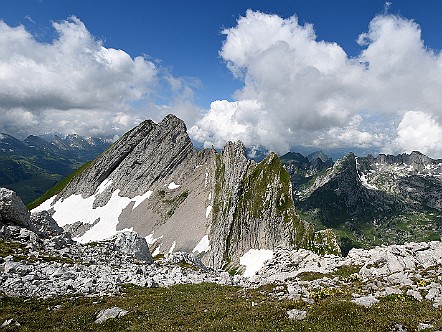 Ausblick vom JÃ¶chliturm auf die SchafbergkÃ¶pfe   Bilder- & Fotogalerie Bergwandern im Alpstein : Fotos von Wande&shy;rungen im Alp&shy;stein&shy;ge&shy;biet - Der Alp&shy;stein ist mit sei&shy;nen Berg&shy;seen, den sie&shy;ben Seil&shy;bah&shy;nen und dem dich&shy;ten Netz an Wan&shy;der&shy;we&shy;gen ein sehr be&shy;lieb&shy;tes Wan&shy;der&shy;ge&shy;biet. Vie&shy;le Berg&shy;gast&shy;hÃ¤u&shy;ser la&shy;den den Wan&shy;de&shy;rer zu&shy;dem zur er&shy;hol&shy;sa&shy;men Ein&shy;kehr ein. Bild&shy;titel: Ausblick vom JÃ¶chliturm auf die SchafbergkÃ¶pfe.  Bil&shy;der & Fo&shy;tos aus Ap&shy;pen&shy;zell, Alp&shy;stein und Ap&shy;pen&shy;zel&shy;ler&shy;land . Copy&shy;right:  Â©&nbspFREDY ZIRN ðŸ‡¨ðŸ‡­ APPEN&shy;ZELLER&shy;LINKS.CH : Alpstein, Alpsteingebiet, Appenzell, Appenzellerland, Bilder, Fotos, Wandern, Wanderung, Wanderweg