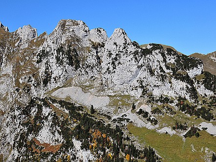 Blick auf die Wid&shy;der&shy;alp&shy;stÃ¶ck im Alp&shy;stein   Bilder- & Fotogalerie Bergwandern im Alpstein : Fotos von Wande&shy;rungen im Alp&shy;stein&shy;ge&shy;biet - Der Alp&shy;stein ist mit sei&shy;nen Berg&shy;seen, den sie&shy;ben Seil&shy;bah&shy;nen und dem dich&shy;ten Netz an Wan&shy;der&shy;we&shy;gen ein sehr be&shy;lieb&shy;tes Wan&shy;der&shy;ge&shy;biet. Vie&shy;le Berg&shy;gast&shy;hÃ¤u&shy;ser im Alp&shy;stein la&shy;den den Wan&shy;de&shy;rer zu&shy;dem zur er&shy;hol&shy;sa&shy;men Ein&shy;kehr ein. Bild&shy;titel: Blick auf die Wid&shy;der&shy;alp&shy;stÃ¶ck im Alp&shy;stein.  Bil&shy;der & Fo&shy;tos aus Ap&shy;pen&shy;zell, Alp&shy;stein und Ap&shy;pen&shy;zel&shy;ler&shy;land . Copy&shy;right:  Â©&nbspFREDY ZIRN ðŸ‡¨ðŸ‡­ APPEN&shy;ZELLER&shy;LINKS.CH : Alpstein, Alpsteingebiet, Appenzell, Appenzellerland, Bilder, Fotos, Wandern, Wanderung, Wanderweg