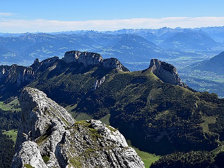 Blick Ã¼ber den Widder&shy;alp&shy;stock zum Furgglen&shy;first und der Stauberen   Bilder- & Fotogalerie Bergwandern im Alpstein : Fotos von Wande&shy;rungen im Alp&shy;stein&shy;ge&shy;biet - Der Alp&shy;stein ist mit sei&shy;nen Berg&shy;seen, den sie&shy;ben Seil&shy;bah&shy;nen und dem dich&shy;ten Netz an Wan&shy;der&shy;we&shy;gen ein sehr be&shy;lieb&shy;tes Wan&shy;der&shy;ge&shy;biet. Vie&shy;le Berg&shy;gast&shy;hÃ¤u&shy;ser im Alp&shy;stein la&shy;den den Wan&shy;de&shy;rer zu&shy;dem zur er&shy;hol&shy;sa&shy;men Ein&shy;kehr ein. Bild&shy;titel: Blick Ã¼ber den Widder&shy;alp&shy;stock zum Furgglen&shy;first und der Stauberen.  Bil&shy;der & Fo&shy;tos aus Ap&shy;pen&shy;zell, Alp&shy;stein und Ap&shy;pen&shy;zel&shy;ler&shy;land . Copy&shy;right:  Â©&nbspFREDY ZIRN ðŸ‡¨ðŸ‡­ APPEN&shy;ZELLER&shy;LINKS.CH : Alpstein, Alpsteingebiet, Appenzell, Appenzellerland, Bilder, Fotos, Wandern, Wanderung, Wanderweg