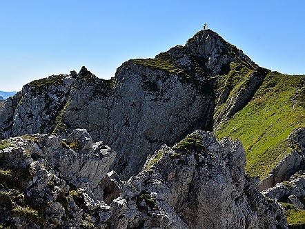 Blick von den Widderalpstoecken zum Hundstein-Gipfelkreuz.JPG